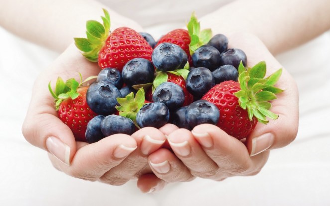 hands-food-berries-strawberries-blueberries-fresh-hearht-wallpaper